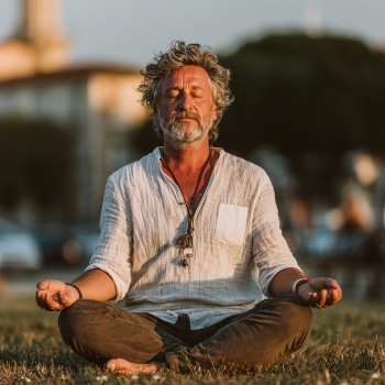 Пожилі люди займаються йогою